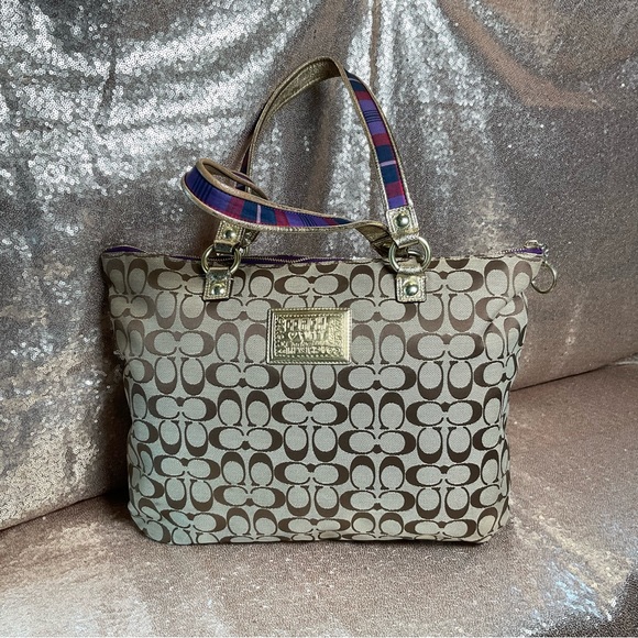 Coach Poppy - Picture 9 of 15